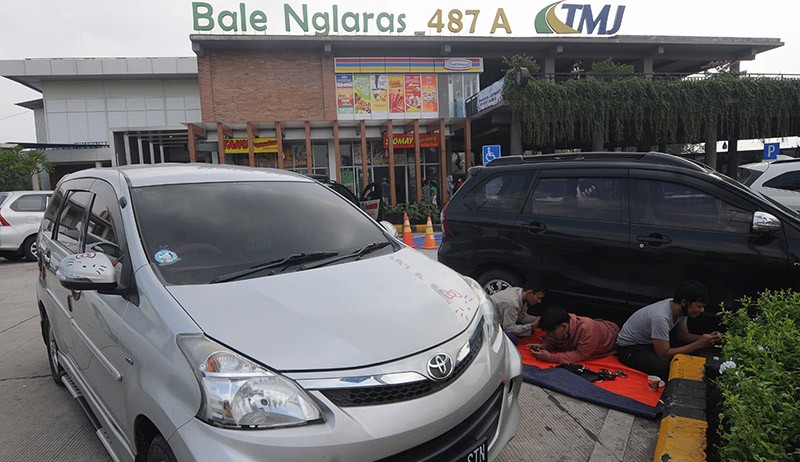 Rest Area Jalan Tol Penuh, Pemudik hanya Boleh Istirahat 30 Menit - Bagian 2