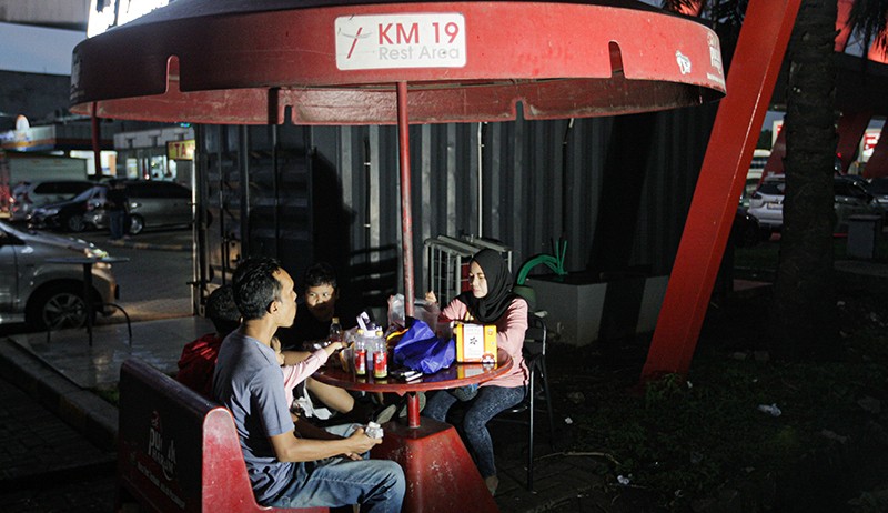 Rest Area KM 19 Tol Jakarta-Cikampek Ramai Pemudik Berbuka Puasa - Bagian 1