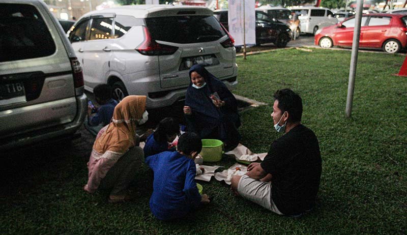 Rest Area KM 19 Tol Jakarta-Cikampek Ramai Pemudik Berbuka Puasa - Bagian 2