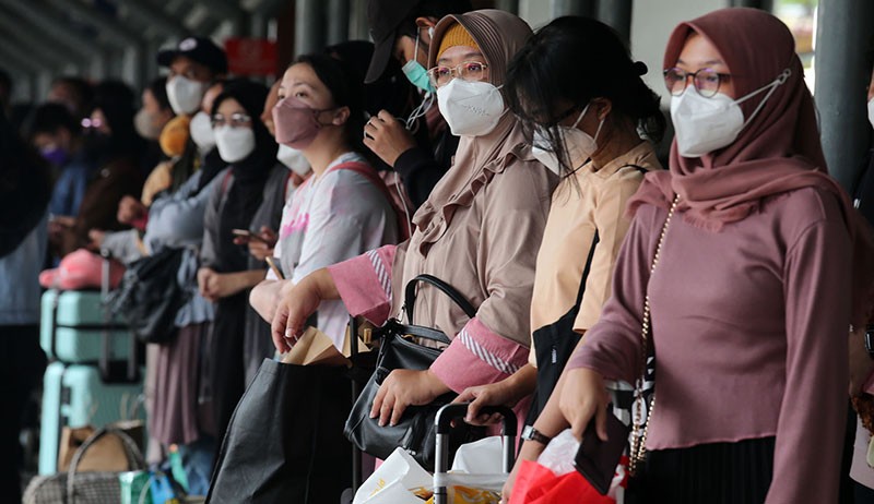 Puluhan Ribu Orang Mudik Naik Kereta Api Tinggalkan Kota Surabaya - Bagian 5