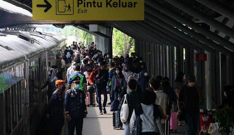 Puluhan Ribu Orang Mudik Naik Kereta Api Tinggalkan Kota Surabaya - Bagian 2