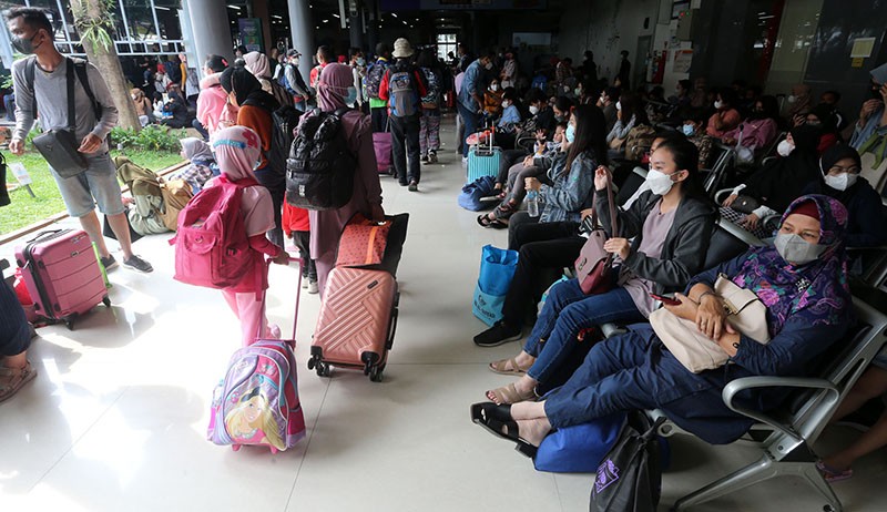 Puluhan Ribu Orang Mudik Naik Kereta Api Tinggalkan Kota Surabaya - Bagian 3