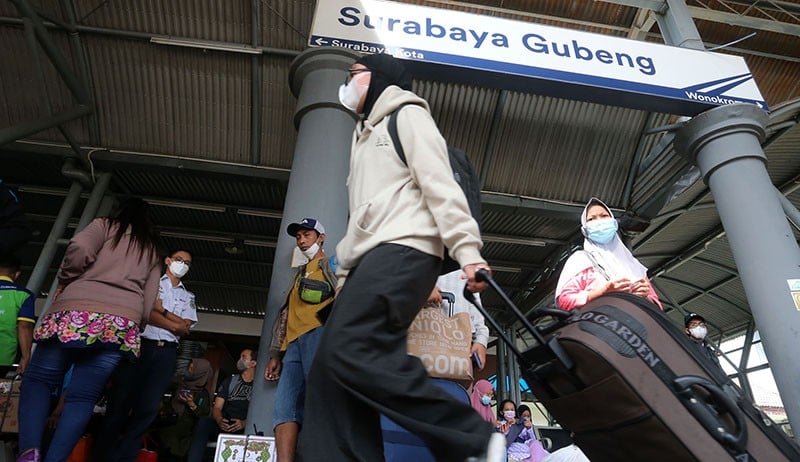 Puluhan Ribu Orang Mudik Naik Kereta Api Tinggalkan Kota Surabaya - Bagian 4