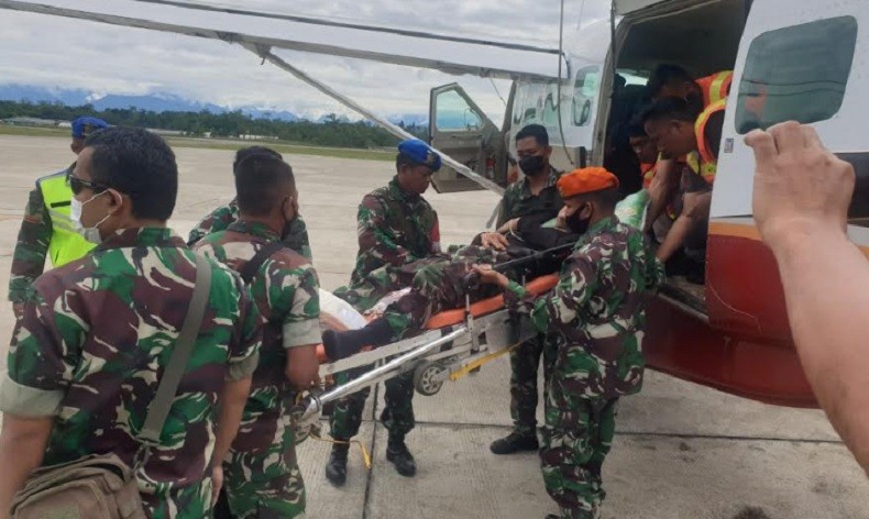 title Prajurit TNI Korban Penembakan KKB Tiba di Bandara Langsung Dibawa ke RSUD Mimika Prajurit TNI Korban Penembakan KKB Tiba di Bandara Langsung Dibawa ke RSUD Mimika