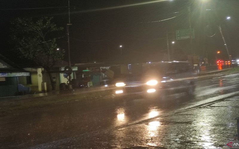title Turun Hujan, Pemudik Diimbau Waspada Jalan Licin di Palembang Turun Hujan, Pemudik Diimbau Waspada Jalan Licin di Palembang