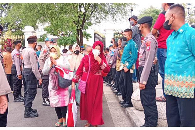 Jokowi Bagikan 5.000 Paket Sembako untuk Warga Jogja 