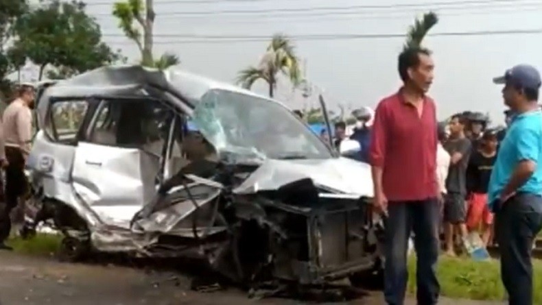 Mobil Ringsek Dihantam Kereta Api di Blitar, 2 Orang Tewas 1 Kritis