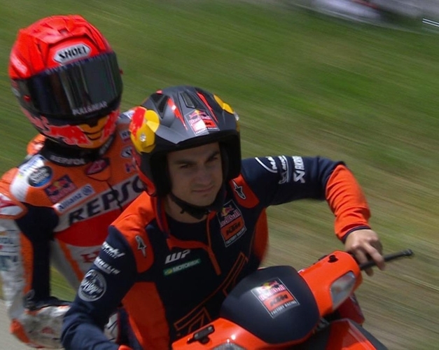 Viral! Marc Marquez Dibonceng Dani Pedrosa usai Jatuh di Latihan Bebas 2 MotoGP Spanyol 2022