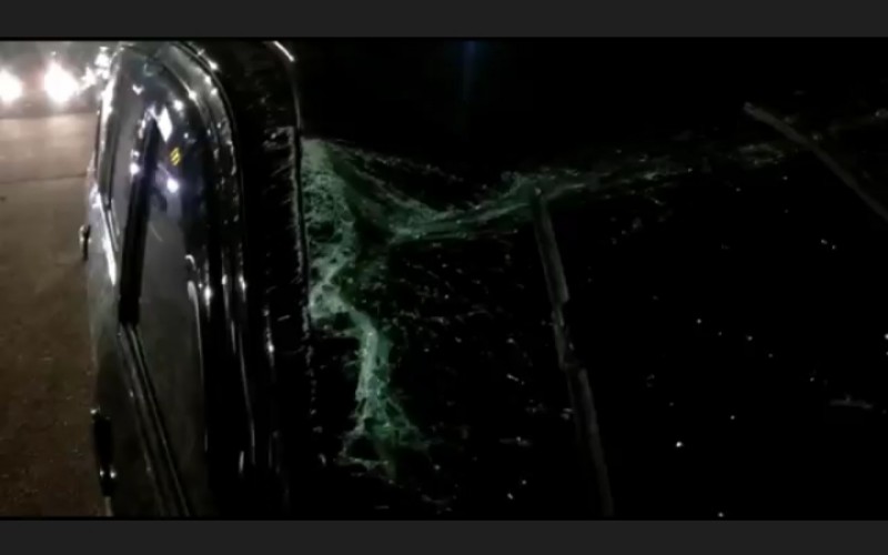 Hindari Pemotor, Mobil Pemudik Nyangkut di Pagar Flyover Jakabaring