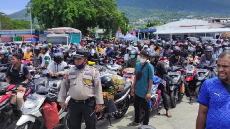 Ribuan Pemudik Padati Pelabuhan ASDP Feri Ternate, Didominasi Pejalan Kaki dan Pemotor