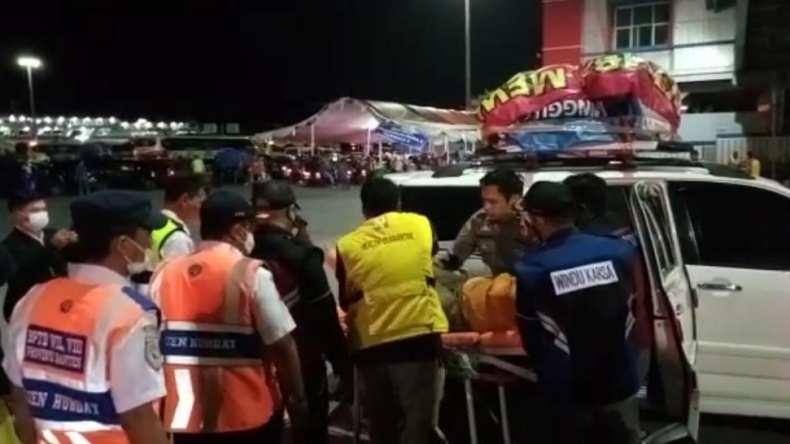 Sakit Mag dan Dehidrasi, Pemudik Perempuan Pingsan saat Antre Masuk Kapal