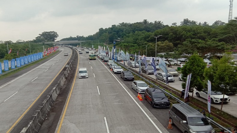 Rest Area KM 456 Tol Semarang-Solo Dipadati Kendaraan Pemudik