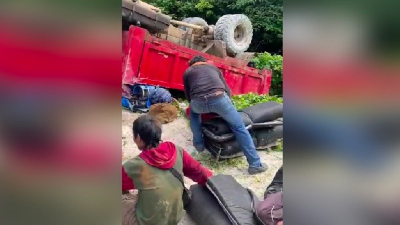 title Identitas Korban Truk Terbalik di Ayamaru Barat, Dievakuasi ke RSUD Dr. John Piet Wanane Identitas Korban Truk Terbalik di Ayamaru Barat, Dievakuasi ke RSUD Dr. John Piet Wanane