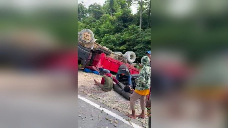 Truk Angkut 15 Orang Terbalik di Ayamaru Barat, Korban Dievakuasi ke RS