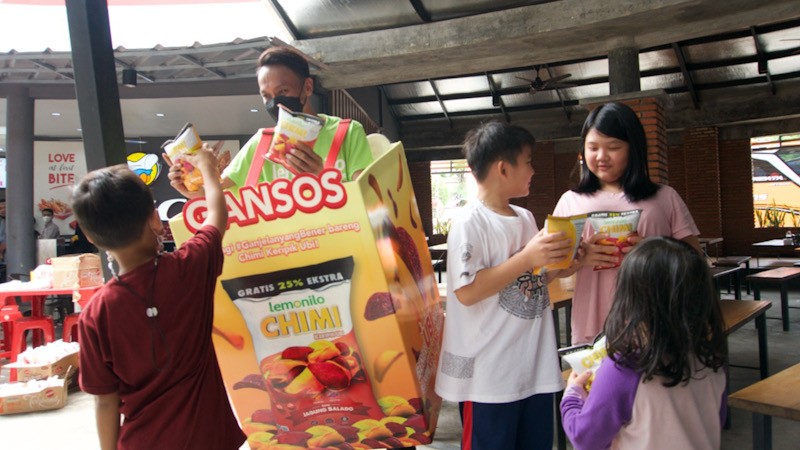 Lemonilo Bagikan Gansos untuk Pemudik di Rest Area - Bagian 1