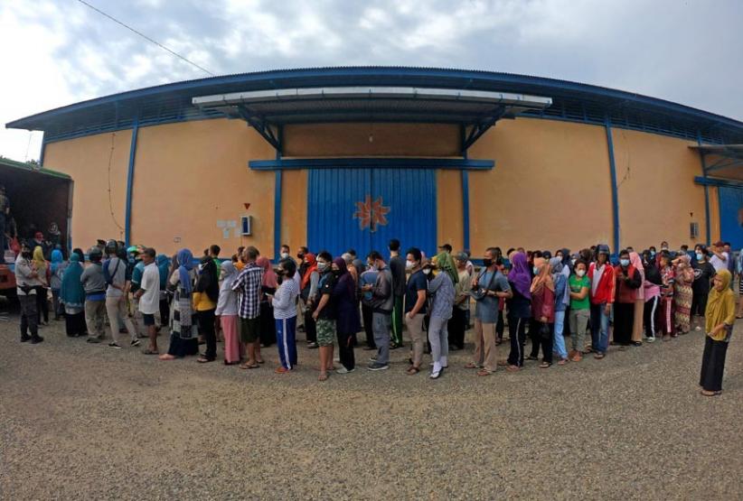 Ratusan Warga Jambi Antre Daging Kerbau Beku di Pasar Murah Bulog  - Bagian 2