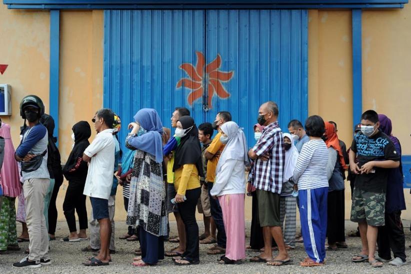 Ratusan Warga Jambi Antre Daging Kerbau Beku di Pasar Murah Bulog  - Bagian 3
