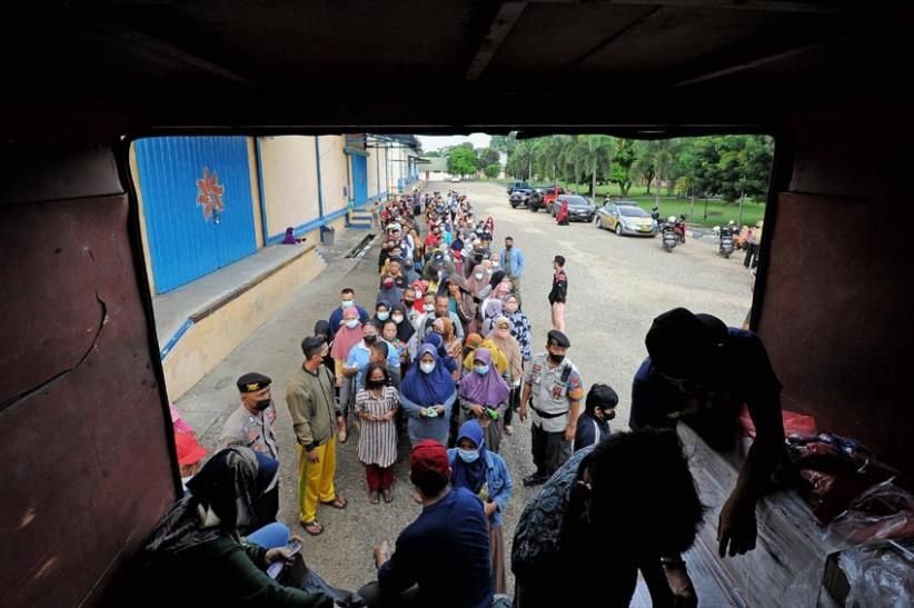 Ratusan Warga Jambi Antre Daging Kerbau Beku di Pasar Murah Bulog  - Bagian 1