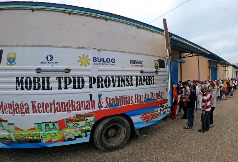 Ratusan Warga Jambi Antre Daging Kerbau Beku di Pasar Murah Bulog  - Bagian 4