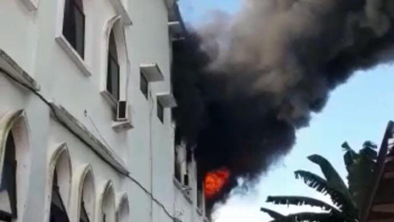 Diduga Korsleting Listrik, Masjid Al-Karomah Kampung Keramat Terbakar