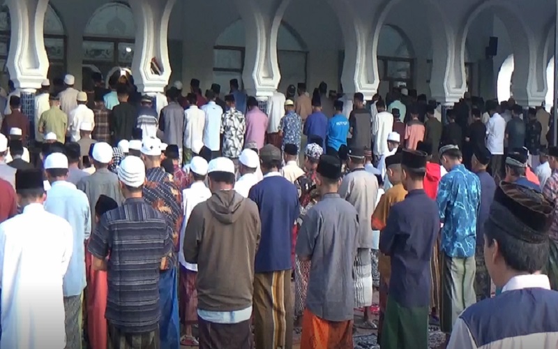 Jemaah Mahfilud Duror Jember Lebaran Hari Ini, Berpedoman Kitab Nushatul Majalis