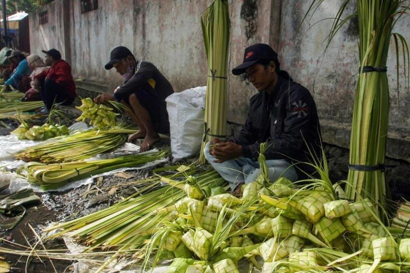 Penjualan Ketupat di Pasar Karangayu Semarang Naik Jelang Lebaran  - Bagian 2