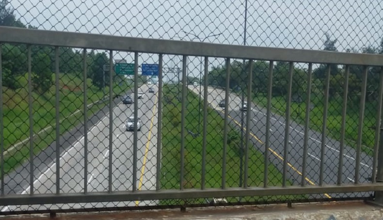 Kesal Terjebak Macet, Pemudik Dobrak Pembatas untuk Pindah ke Jalur One Way di Tol Cipali