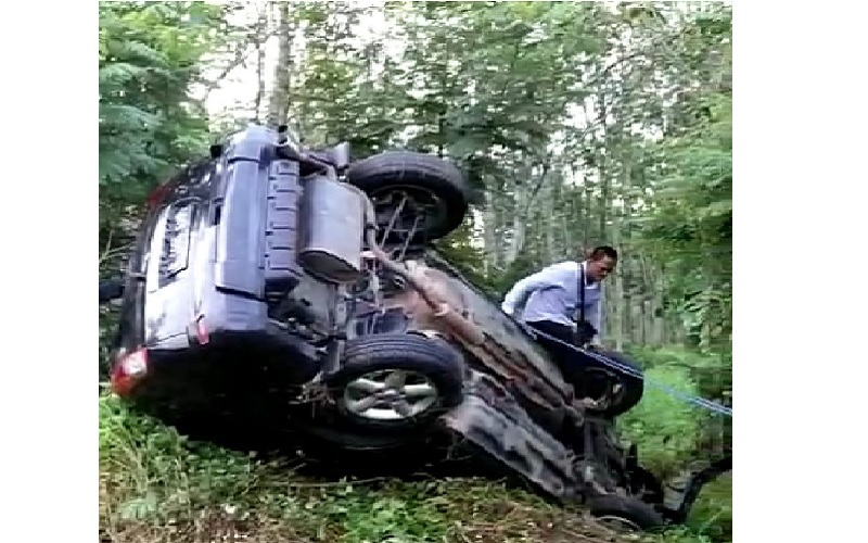 Mobil Nissan Xtrail Terguling di Pinggir Jalinsum Way Kanan 