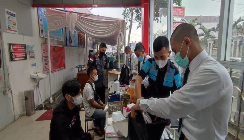 Keluarga Warga Binaan Membeludak di Lapas Sukabumi, Ramai-ramai Titip Makanan