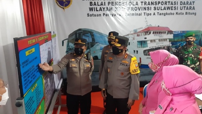 Kapolda Bersama Ketua PD Bhayangkari Sulut Tinjau Pos Lebaran di Bitung dan Berikan Bantuan