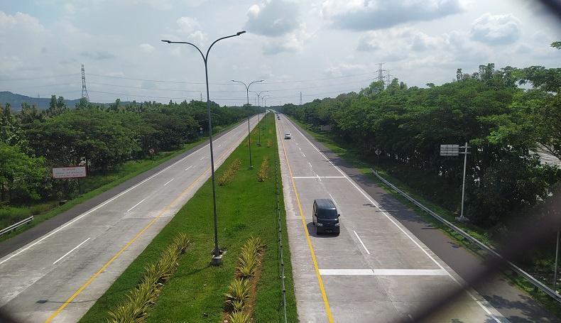 H-1 Lebaran, Kendaraan Melaju Kencang di Tol Cipali Cirebon, Arah Jakarta Kosong