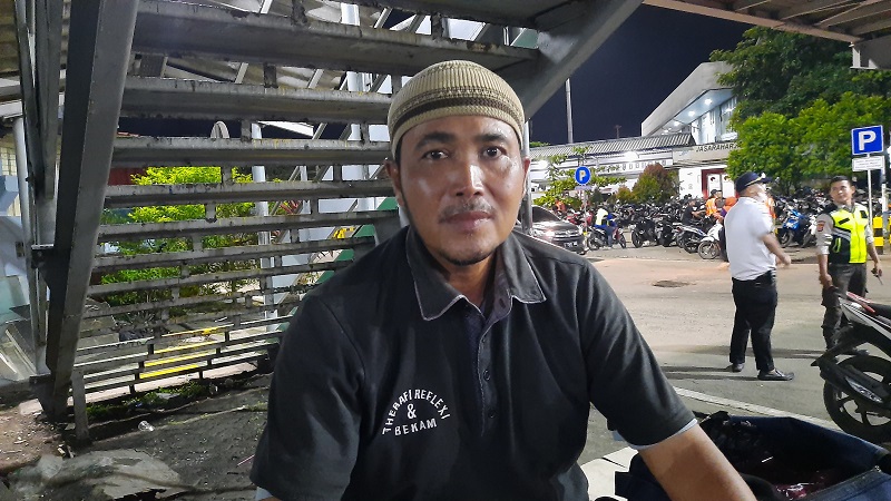 title Kisah Tukang Pijit Keliling di Pelabuhan Merak, Rela Tak Mudik Demi Nafkahi Anak Kisah Tukang Pijit Keliling di Pelabuhan Merak, Rela Tak Mudik Demi Nafkahi Anak