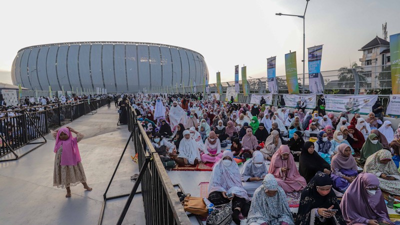 Sholat Idul Fitri di Stadion JIS Berlangsung Khidmat, Begini Suasananya - Bagian 3