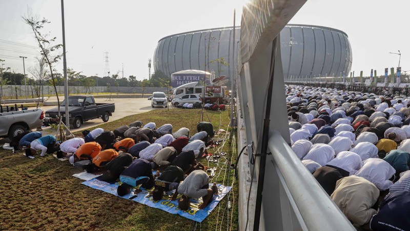 Sholat Idul Fitri di Stadion JIS Berlangsung Khidmat, Begini Suasananya - Bagian 4