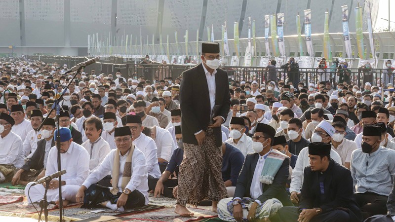 Momen Anies Baswedan bersama Ribuan Umat Muslim Sholat Idul Fitri di Stadion JIS - Bagian 1