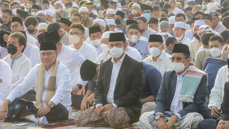 Momen Anies Baswedan bersama Ribuan Umat Muslim Sholat Idul Fitri di Stadion JIS - Bagian 2