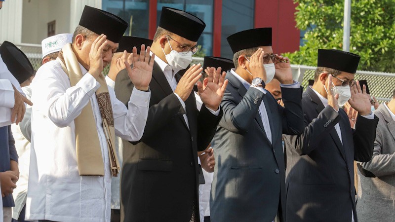 Momen Anies Baswedan bersama Ribuan Umat Muslim Sholat Idul Fitri di Stadion JIS - Bagian 3
