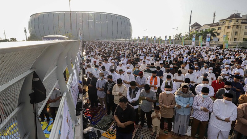 Sholat Idul Fitri di Stadion JIS Berlangsung Khidmat, Begini Suasananya - Bagian 2