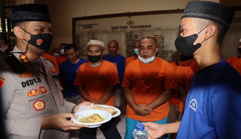 Kapolres Sukabumi Bagi-bagi Opor ke Tahanan, Obati Rindu dengan Keluarga di Hari Raya