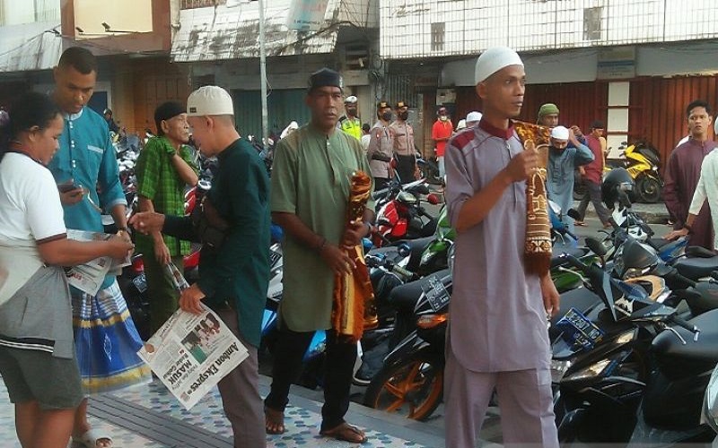 Pria Ini Jual Koran Bekas untuk Alas Salat Idul Fitri, Segini Keuntungannya