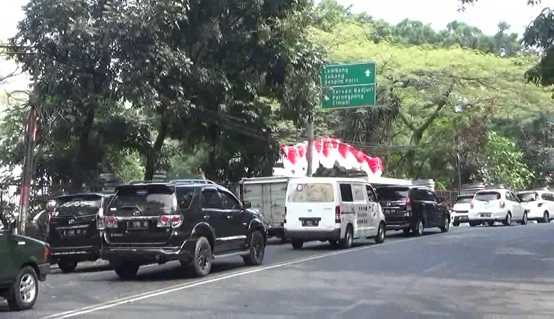 Hari Lebaran, Jalur Wisata Lembang KBB Macet, Polisi Terapkan Buka Tutup