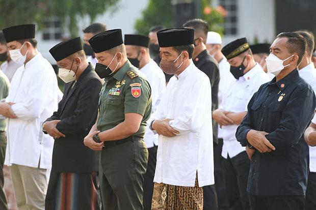Momen Jokowi dan Ibu Iriana Salat Idul Fitri di Halaman Gedung Agung Jogja 