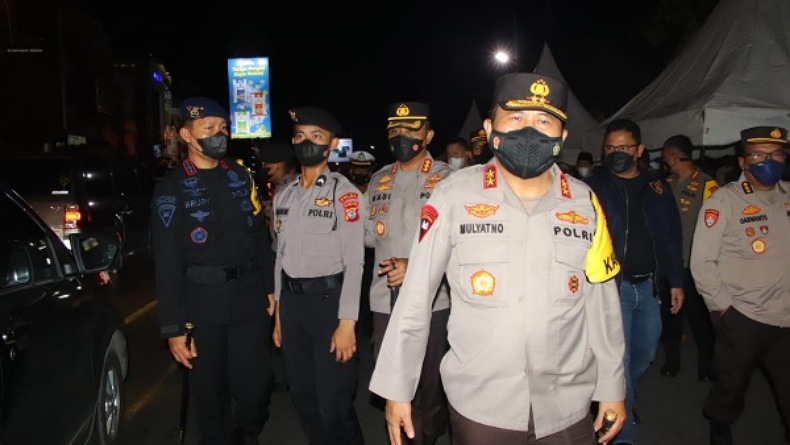 Kapolda Sulut Pimpin Patroli Kota, Pantau Pengamanan dan Situasi Malam Takbiran di Manado