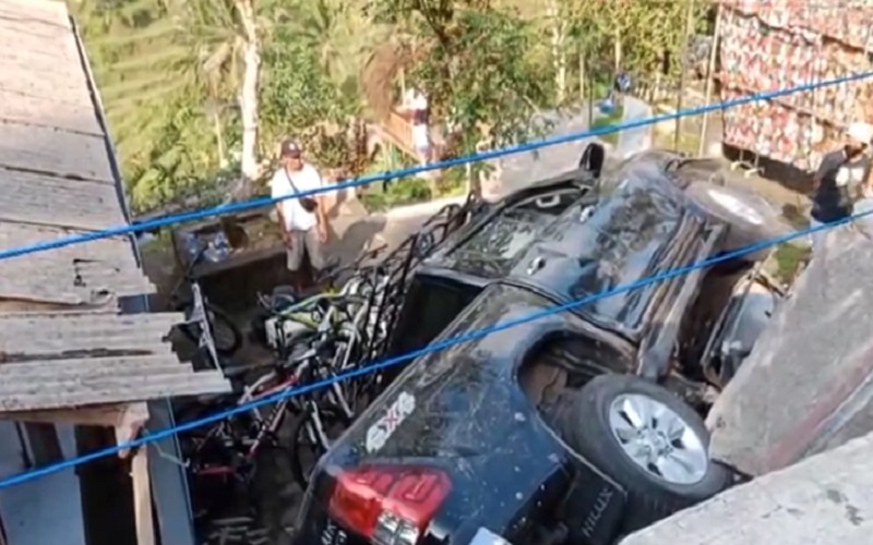 title Mobil Wisatawan Tabrak Warung di Objek Wisata Ceking Tegallalang Gianyar Mobil Wisatawan Tabrak Warung di Objek Wisata Ceking Tegallalang Gianyar