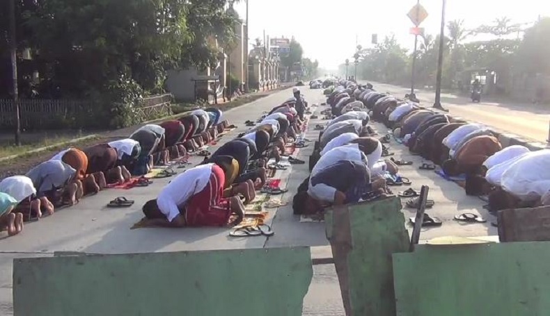 Jalur Pantura Ditutup Selama Salat Id, Warga Subang Gelar Sajadah di Badan Jalan