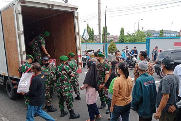 title  Ribuan Warga Berduyun-duyun Antre Sembako dari Presiden Jokowi   Ribuan Warga Berduyun-duyun Antre Sembako dari Presiden Jokowi