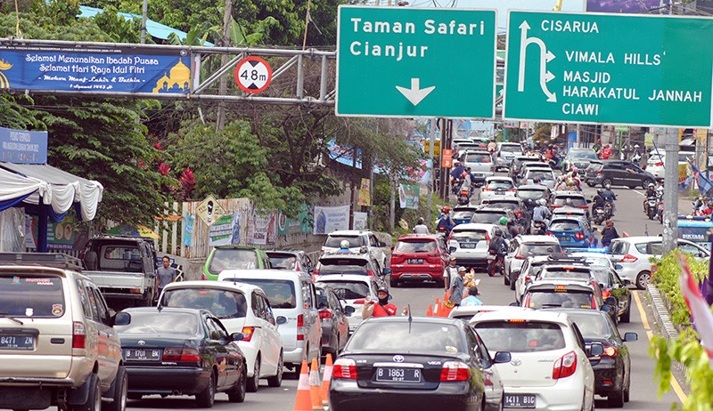 Begini Kepadatan Jalur Wisata Puncak Bogor, Polisi Berlakukan Satu Arah - Bagian 2