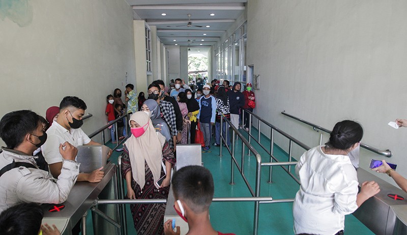 Antre Panjang, Warga Jakarta Liburan ke Ancol - Bagian 3