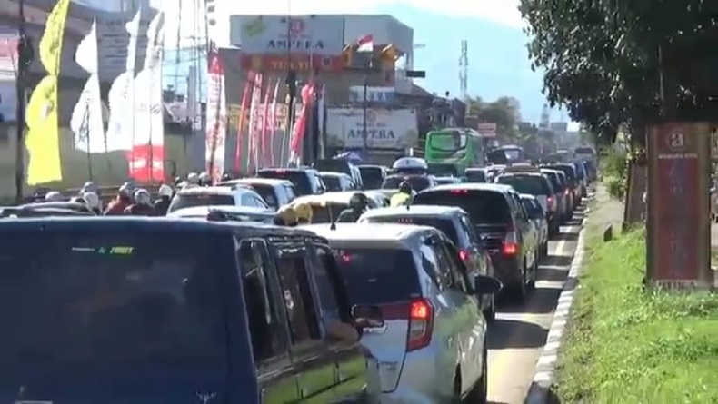 Arus Kendaraan Tersendat di Cipacing-Nagreg, Tol Cileunyi Padat Merayap 2 Km