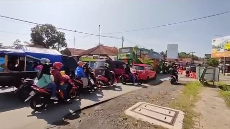 Hari Kedua Lebaran, Pangandaran Diserbu Wisatawan, Lalu Lintas Padat Merayap